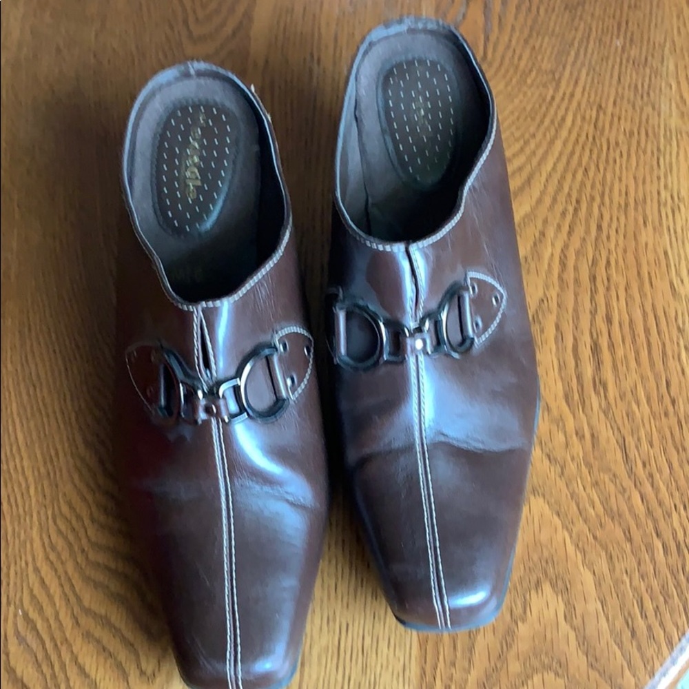 Slip on healed shoes 9.5 W